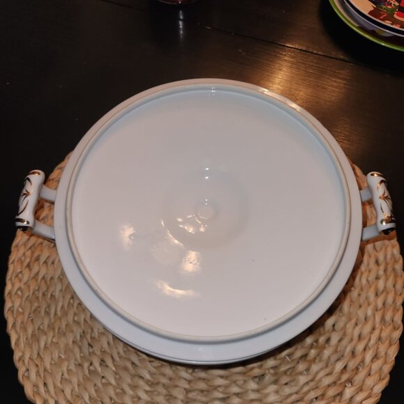 Hendera Round Covered Vegetable Dish by Wentworth Ivy Pattern with Lid - Picture 10 of 11